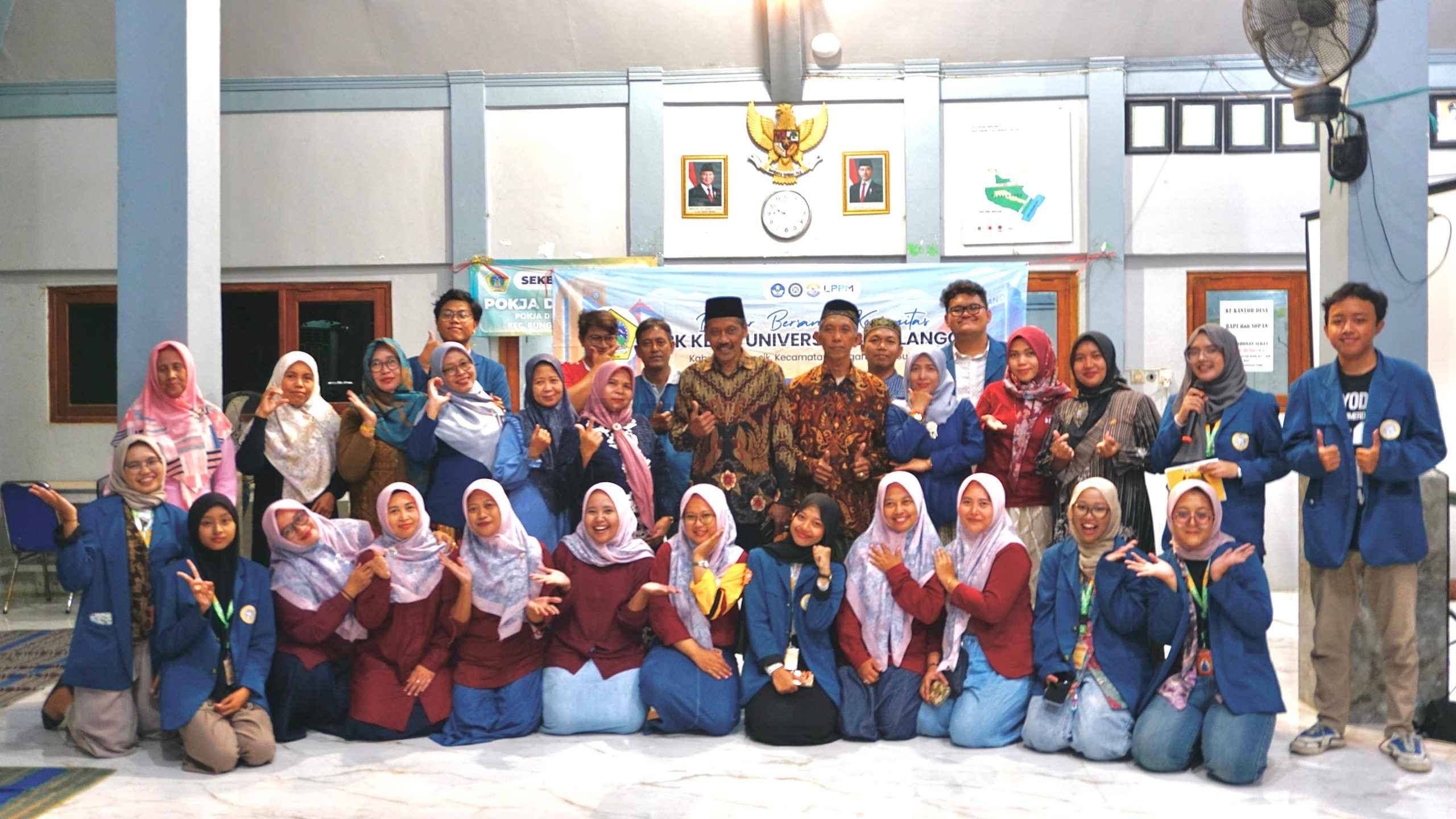 Perpisahan Mahasiswa Program Belajar Bersama Komunitas (BBK) ke-6 Universitas Airlangga (Unair) menutup masa pengabdian mereka dengan menggelar pertunjukan seni bertajuk “Gelar Kreasi Sukorejo”, Selasa (29/7/2025).