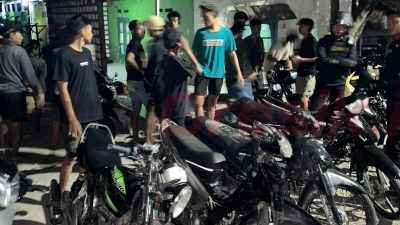 Unit Raimas Kalam Munyeng Satuan Samapta amankan enam remaja saat sedang melakukan balapan liar di Jalan Bungah, Minggu dini hari (3/8/2025).