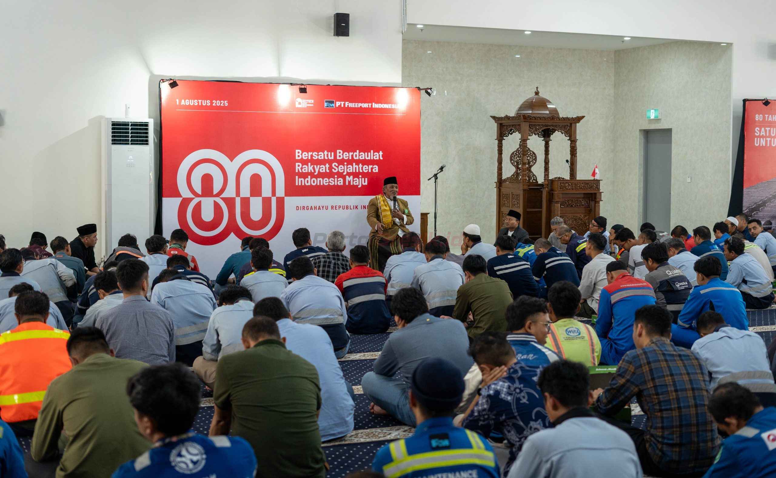 Di Smelter PTFI Gresik, Jawa Timur, Doa Bersama dipimpin oleh Ketua Majelis Ulama Indonesia (MUI) Kabupaten Gresik, KH. Ainur Rofiq Toyyib, bertempat di Masjid Babussalam, Smelter PTFI, Gresik, Jawa Timur.