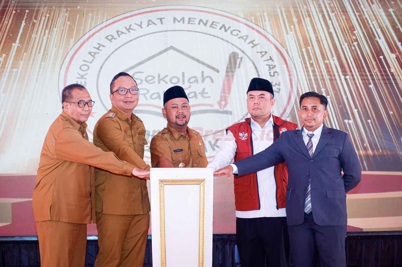 Pemerintah Kabupaten Gresik dalam memperluas akses pendidikan bagi keluarga prasejahtera kembali ditunjukkan melalui peresmian Sekolah Rakyat Menengah Atas (SRMA) 37 Gresik di Kecamatan Sidayu, Senin (4/8/2025).