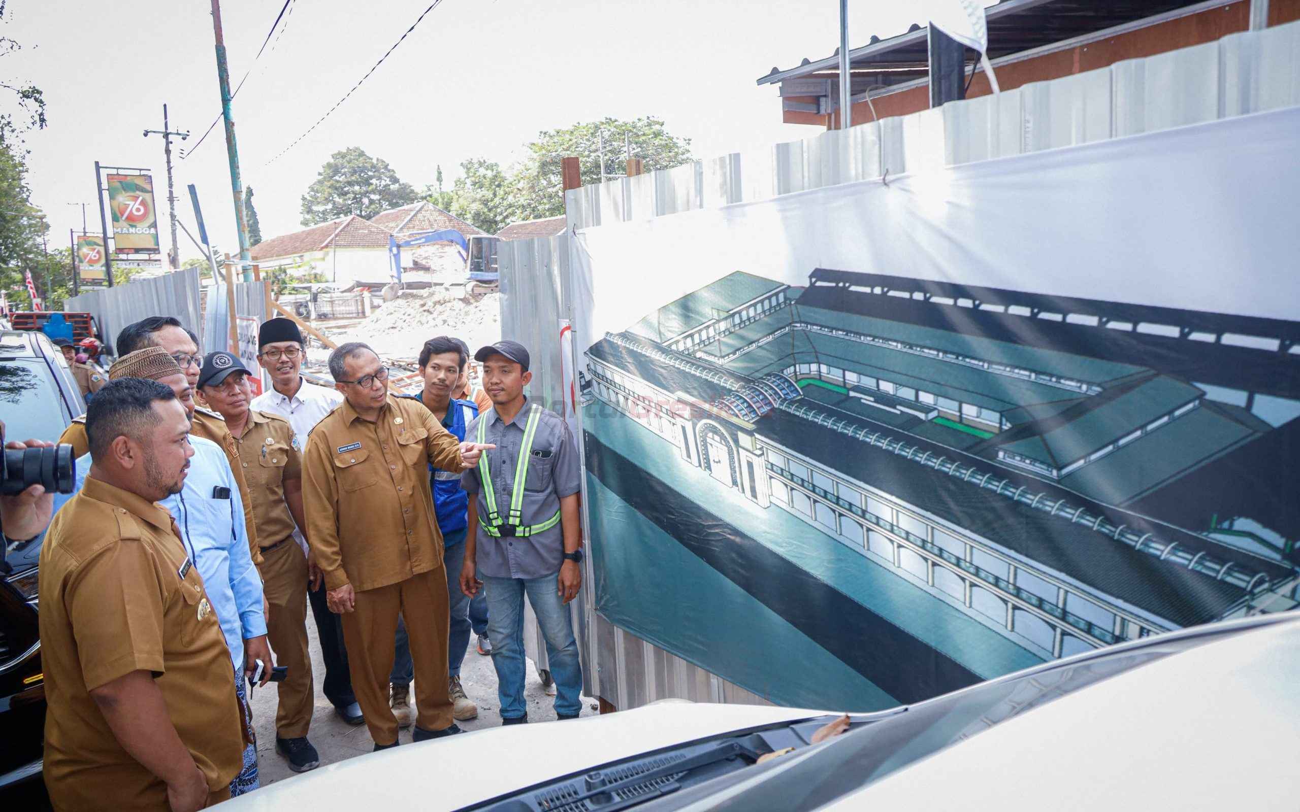 Bupati Gresik Fandi Akhmad Yani bersama Wakil Bupati dr. Asluchul Alif langsung meninjau progres pembangunan UPT Pasar Sidayu atau dikenal juga sebagai Pasar Pahing, yang berlokasi di dekat Alun-Alun Sidayu.
