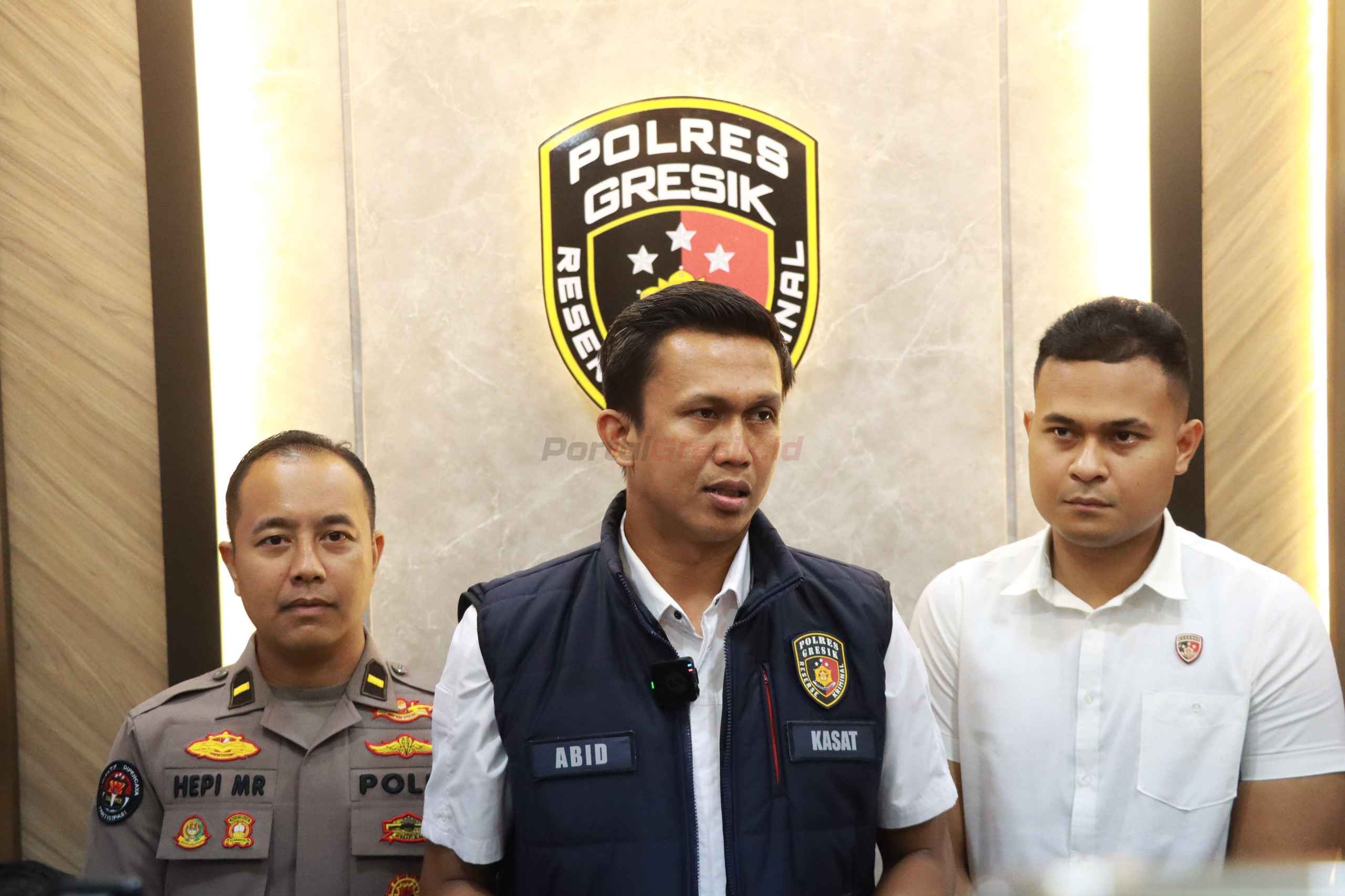 Kasatreskrim Polres Gresik, AKP Abid Uais Al-Qarni Aziz saat melakukan pers relese terkait galian C ilegal, Senin (4/8/2025).