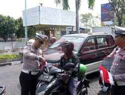 Polantas Gresik Bagikan Bendera Merah Putih, Semarakkan HUT ke-80 RI di Jalan Raya