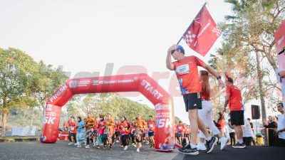 EVP Corporate Planning and Business Strategy Smelter PTFI, Horst Dieter Garz, mengibarkan bendera start menandai dimulainya “Lari Warna Nusantara” sejauh 5 kilometer, di Kota Baru (Convex) Gresik, Jawa Timur, Minggu, 3 Agustus 2025.