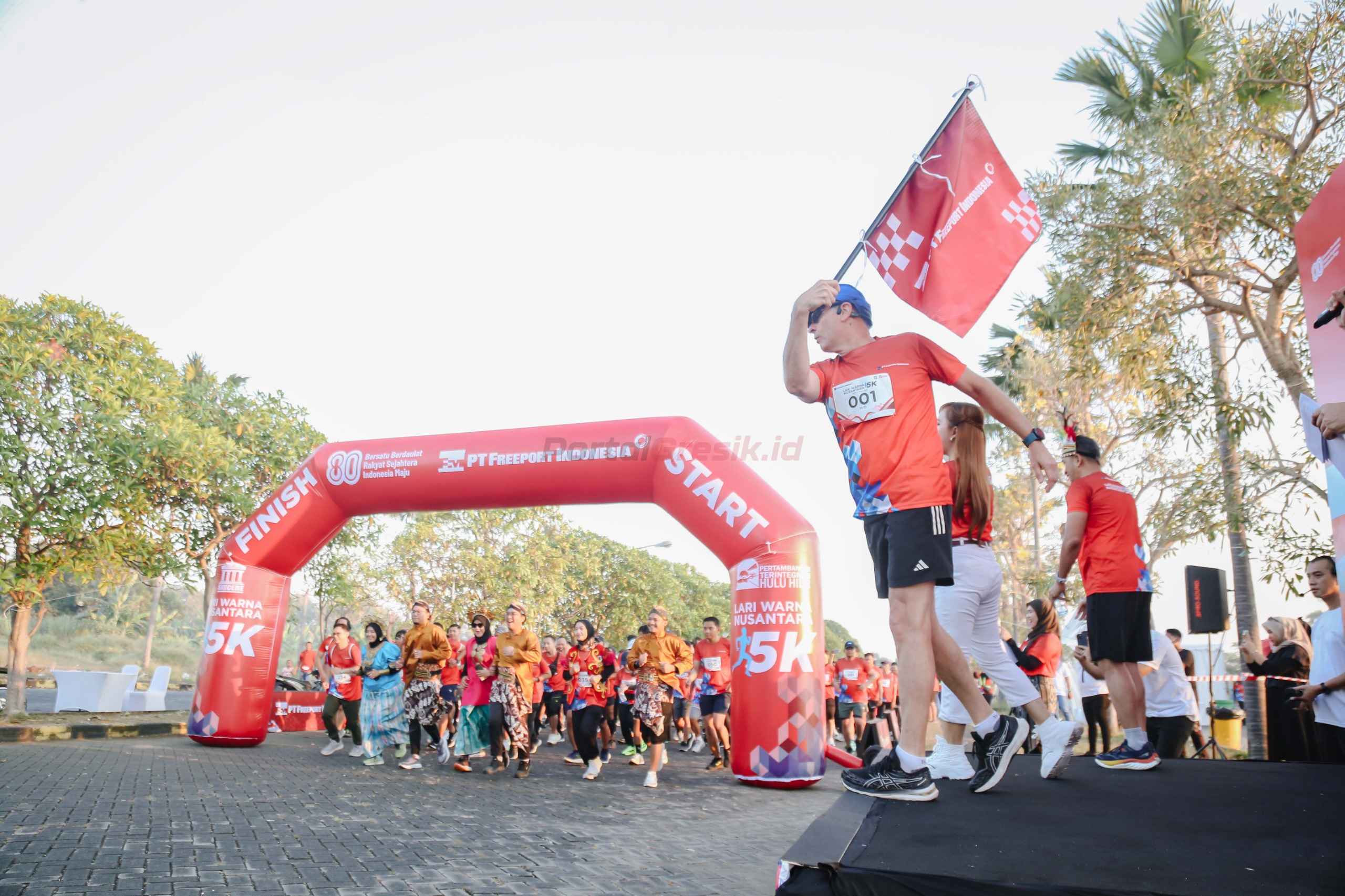 EVP Corporate Planning and Business Strategy Smelter PTFI, Horst Dieter Garz, mengibarkan bendera start menandai dimulainya “Lari Warna Nusantara” sejauh 5 kilometer, di Kota Baru (Convex) Gresik, Jawa Timur, Minggu, 3 Agustus 2025.