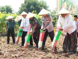 Dukung Ketahanan Pangan, Polres Gresik Tanam Jagung Bareng Santri Ponpes Al-Falah