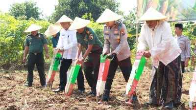 Kapolres Gresik AKBP Rovan Richard Mahenu Polres Gresik saat melakukan penanaman jagung bersama para santri di Pondok Pesantren Al-Falah, Kecamatan Panceng, Selasa (5/8/2025).
