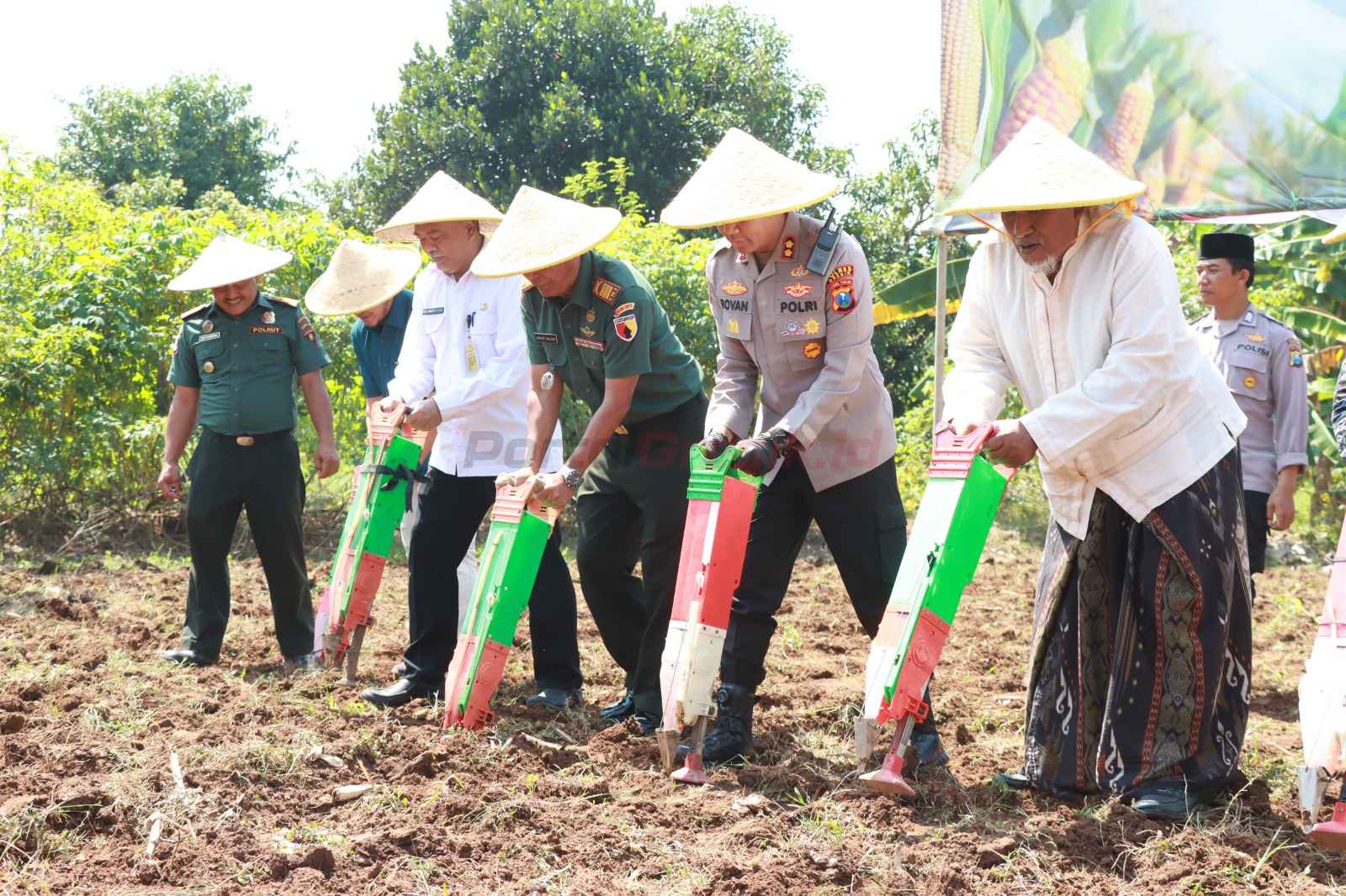Kapolres Gresik AKBP Rovan Richard Mahenu Polres Gresik saat melakukan penanaman jagung bersama para santri di Pondok Pesantren Al-Falah, Kecamatan Panceng, Selasa (5/8/2025).