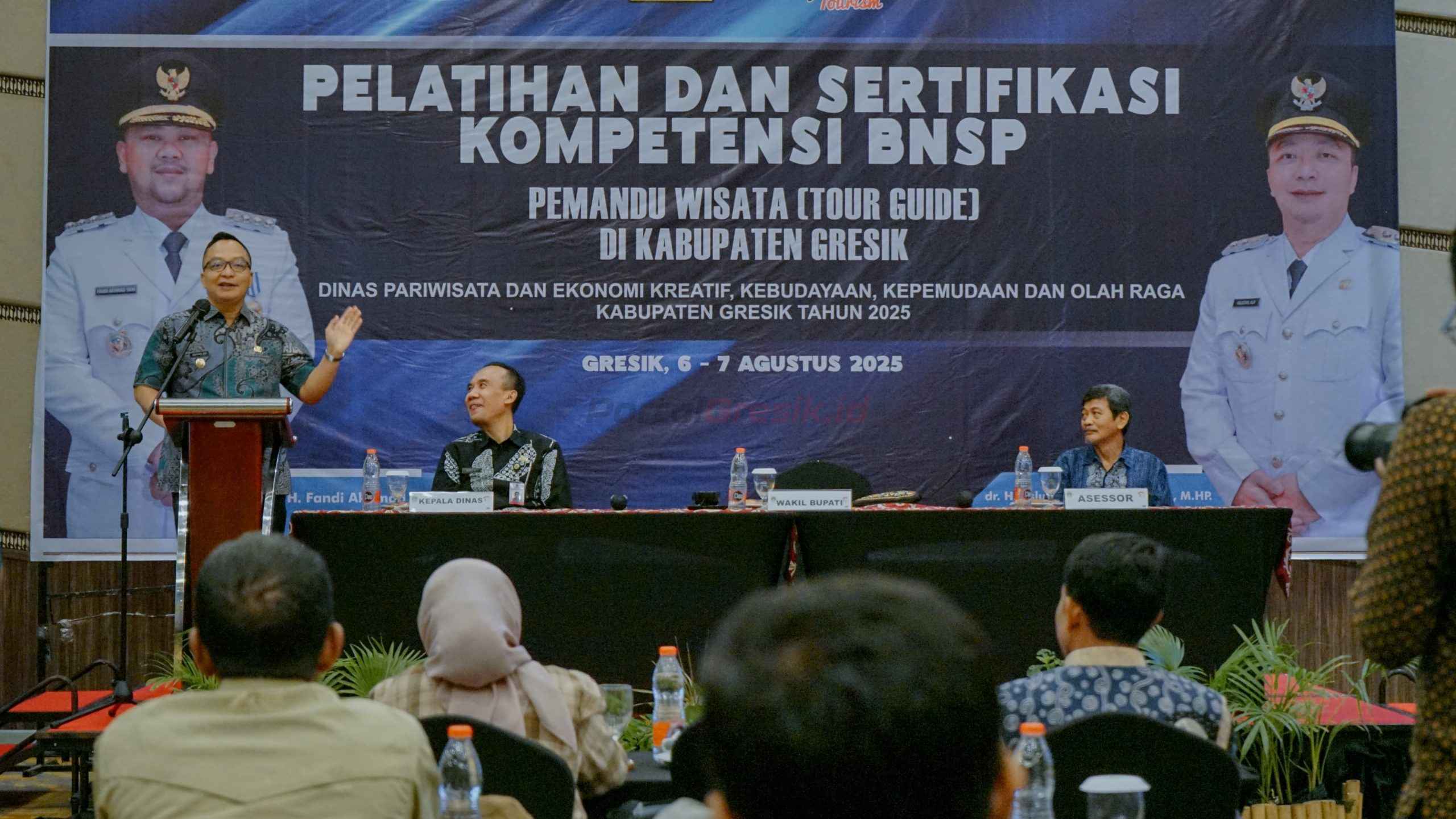 Wakil Bupati Gresik Asluchul Alif saat memberikan sambutan sekaligus membuka pelatihan pemandu wisata (tour guide) yang digelar Dinas Pariwisata, Ekonomi Kreatif, Kebudayaan, Pemuda dan Olahraga (Disparekrafbudpora) di Hotel Horison Gresik, Kamis (7/8/2025).