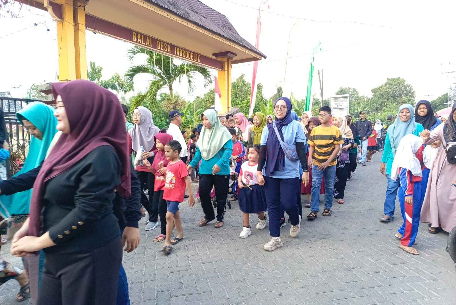 Ratusan warga tumpah ruah mengikuti kegiatan jalan sehat Pemerintah Desa Indrodelik dalam rangka memperingati Hari Ulang Tahun (HUT) ke-80 Republik Indonesia, Jumat (8/08/2025)