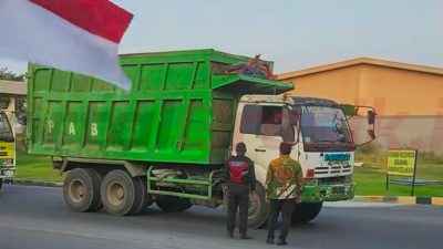Ketua DPRD Gresik, M. Syahrul Munir, melakukan inspeksi mendadak (sidak) terhadap aktivitas dump truk pengangkut material galian C yang keluar masuk Kawasan Ekonomi Khusus (KEK) Java Integrated Industrial Port and Estate (JIIPE), Kecamatan Manyar, Gresik.
