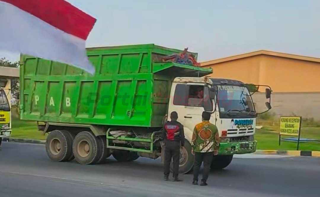 Ketua DPRD Gresik, M. Syahrul Munir, melakukan inspeksi mendadak (sidak) terhadap aktivitas dump truk pengangkut material galian C yang keluar masuk Kawasan Ekonomi Khusus (KEK) Java Integrated Industrial Port and Estate (JIIPE), Kecamatan Manyar, Gresik.
