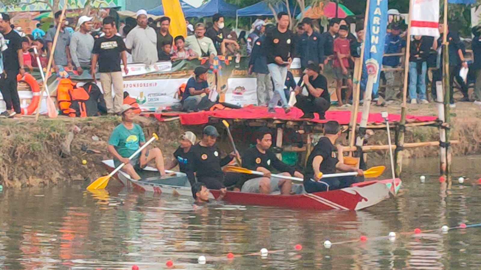 Peserta dari Komunitas Wartawan Gresik saat mengikuti lomba Dayung tradisional Desa Gredek, Kecamatan Duduksampeyan, Kabupaten Gresik, Sabtu (9/8/2025).
