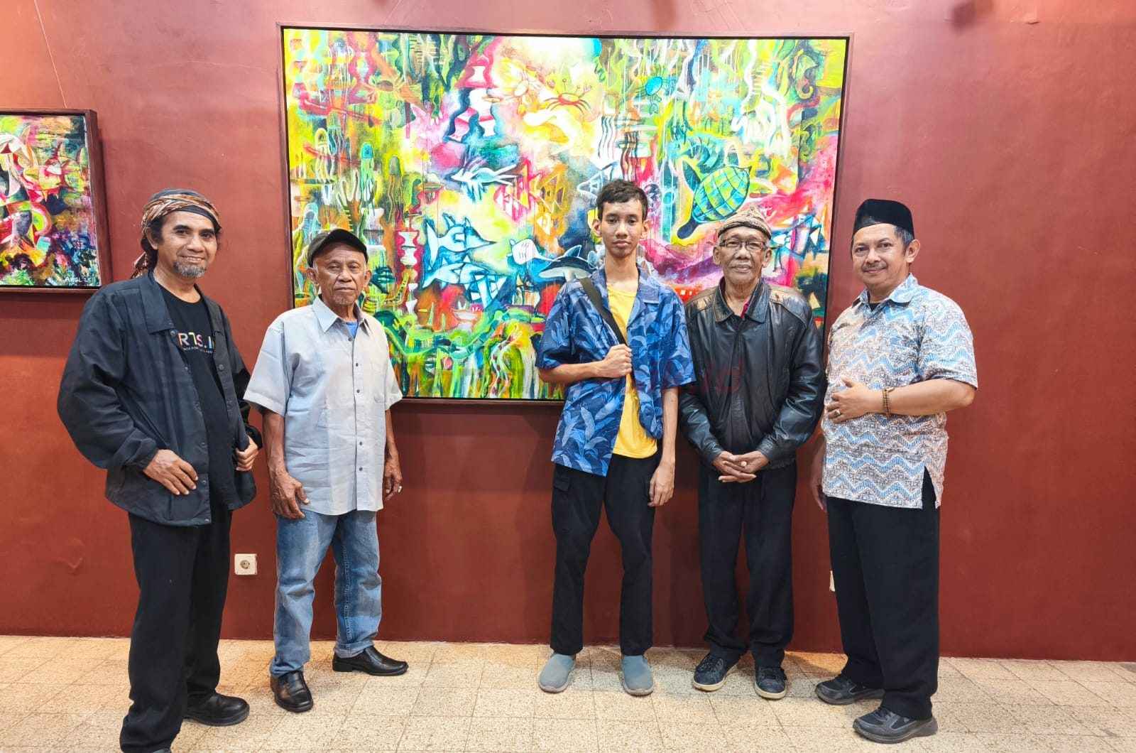 Seniman muda berbakat asal Surabaya, Ariel Ramadhan (25), kembali menyapa publik seni rupa melalui pameran tunggalnya yang ke-6 bertajuk “Segara Warna”.