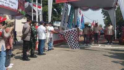 Salah satu Peserta Gerak Jalan Wadeng-Sidayu saat mulai start di Balai Desa Wadeng, Kecamatan Sidayu