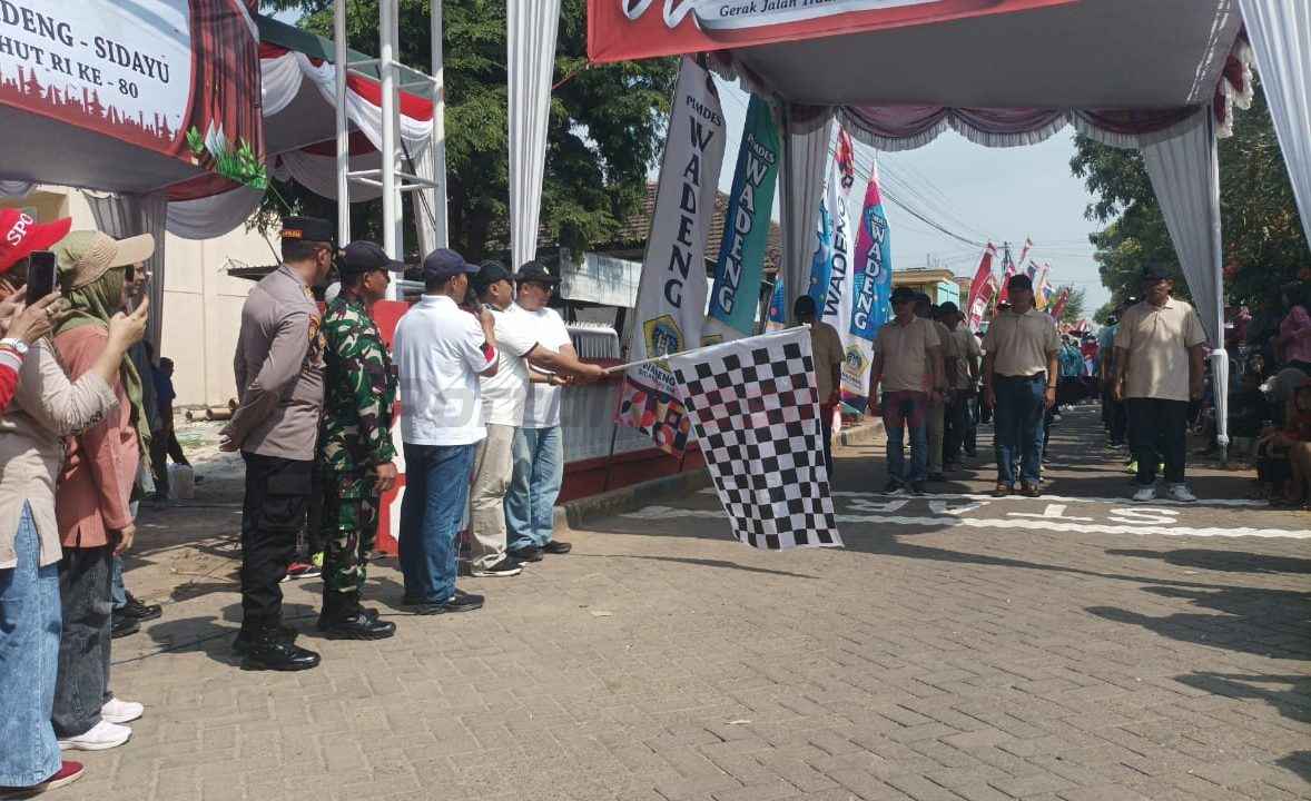 Salah satu Peserta Gerak Jalan Wadeng-Sidayu saat mulai start di Balai Desa Wadeng, Kecamatan Sidayu