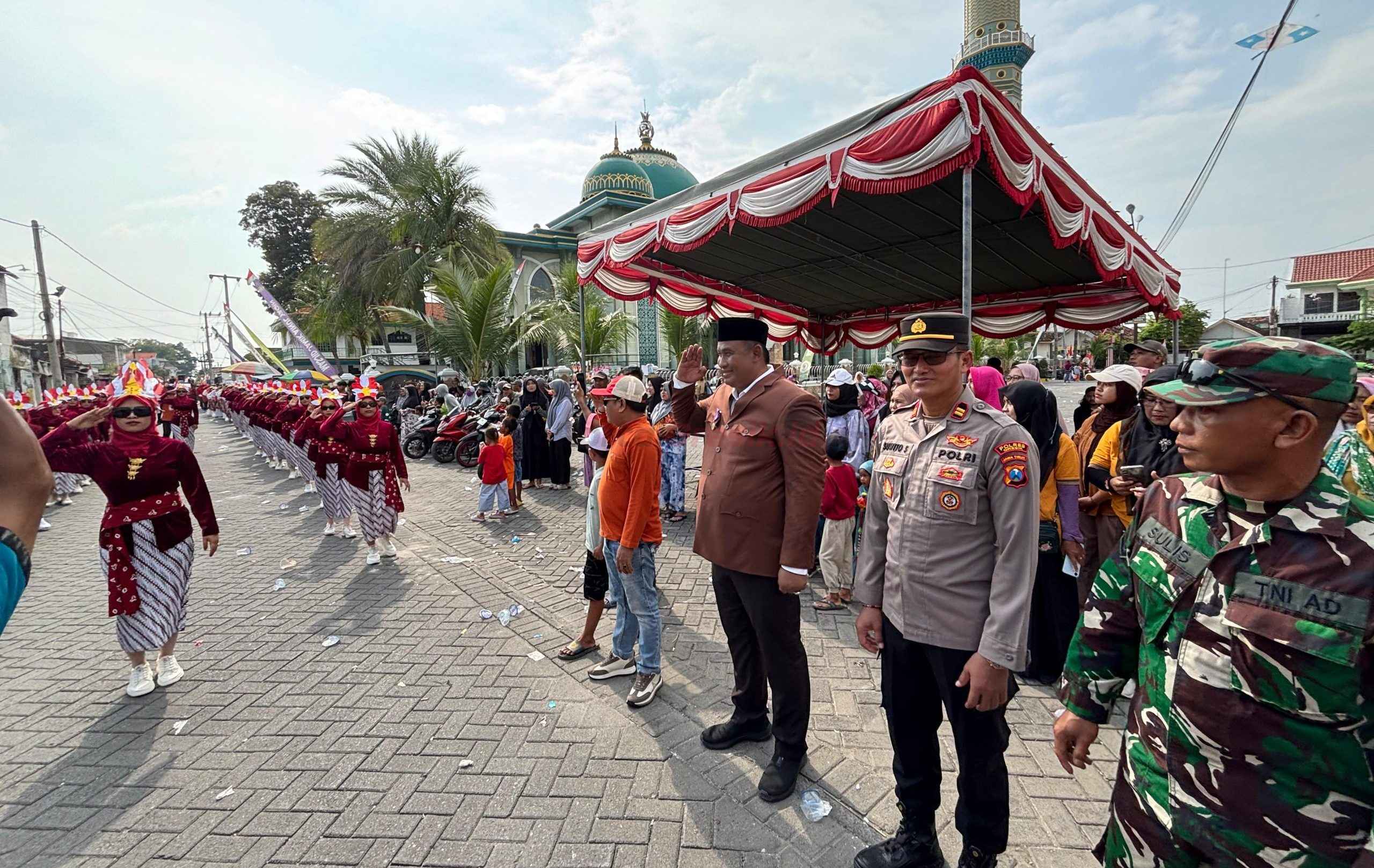 Karnaval tahunan yang digelar Desa Pangkahwetan, Kecamatan Ujungpangkah untuk menyemarakkan HUT ke-80 Republik Indonesia itu diikuti sekitar 5.000 peserta dari 67 tim, melibatkan seluruh lapisan Masyarakat, pada Minggu (10/8/2025).