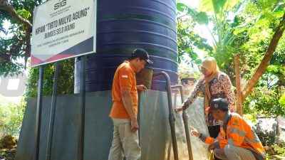 SIG memberikan bantuan sarana dan prasarana air bersih berupa tandon air dan pipanisasi untuk distribusi air bersih ke rumah warga Dusun Bulu dan Dusun Mah Beser di Desa Tuwiri Kulon, Kecamatan Merakurak, Kabupaten Tuban, Jawa Timur.