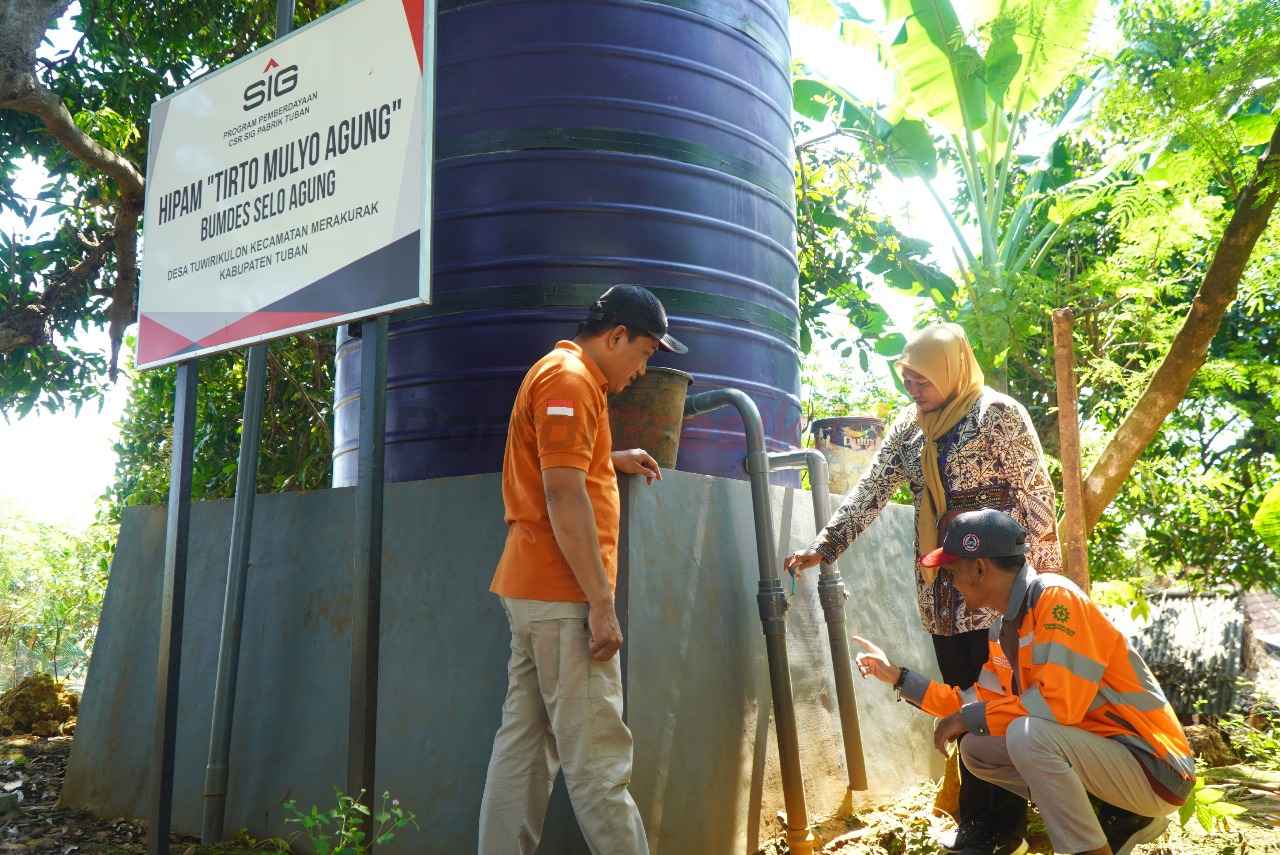 SIG memberikan bantuan sarana dan prasarana air bersih berupa tandon air dan pipanisasi untuk distribusi air bersih ke rumah warga Dusun Bulu dan Dusun Mah Beser di Desa Tuwiri Kulon, Kecamatan Merakurak, Kabupaten Tuban, Jawa Timur.