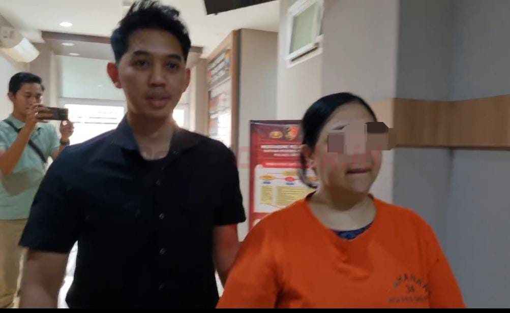 RSFR (50), warga Kelurahan Sidorukun, Kecamatan Gresik, pelaku penipuan dengan modus cek kosong senilai Rp 3 miliar. Tersangka dibekuk di Desa Tlogosari, Kecamatan Sumbermalang, Kabupaten Situbondo, pada Jumat (1/8/2025) pagi.