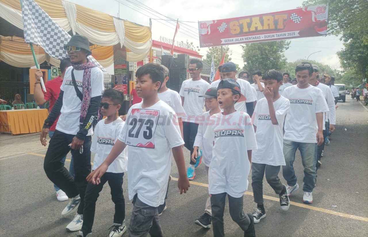 Salah satu peserta gerak jalan tradisional Kecamatan Dukun dalam rangka memperingati Hari Ulang Tahun (HUT) ke-80 Republik Indonesia, Rabu (13/8/2025).
