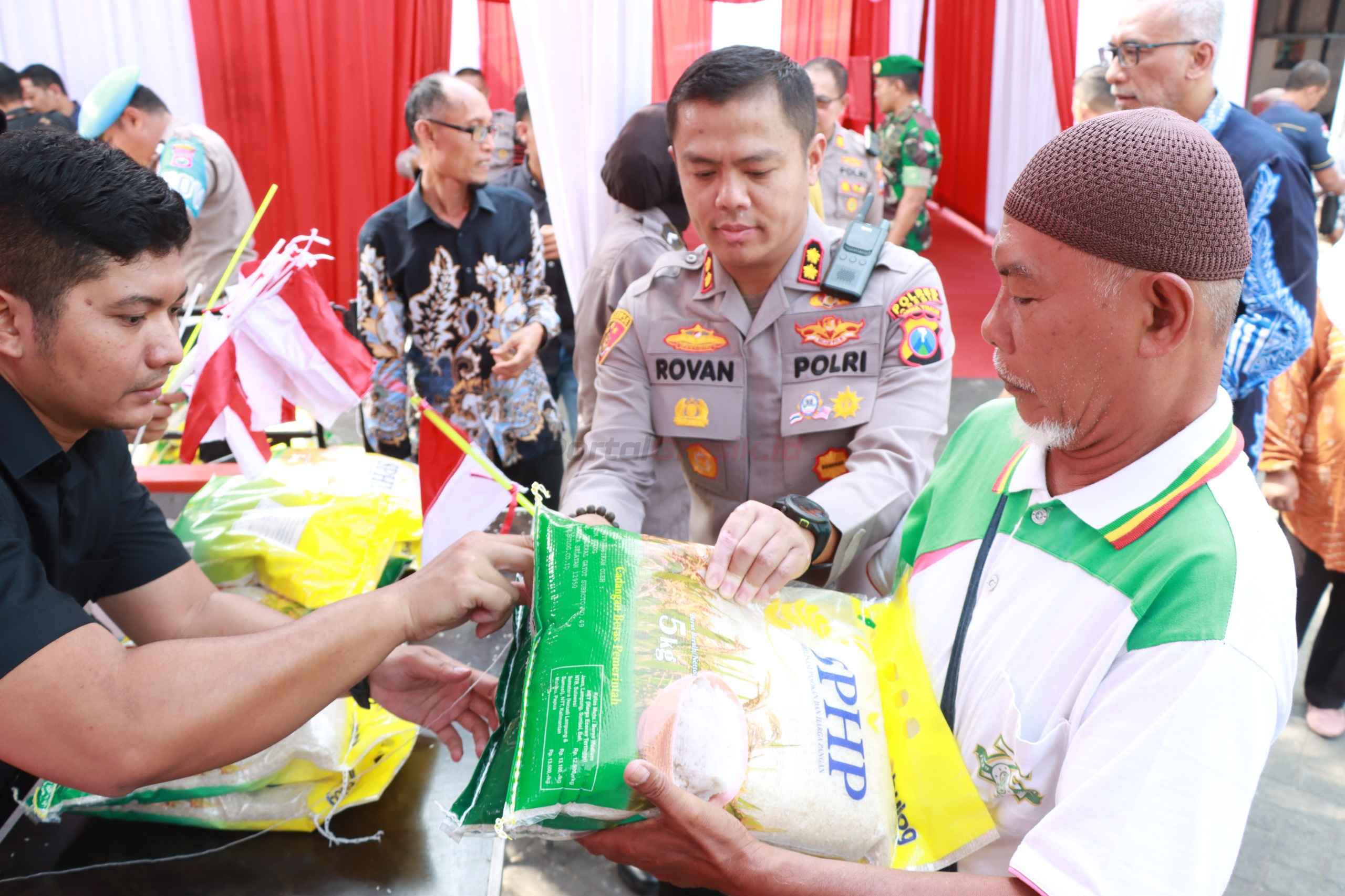 Polres Gresik bersama Bulog Cabang Surabaya menggelar Gerakan Pangan Murah (GPM) di Pasar Burung Giri, Kecamatan Kebomas, Kamis (14/8/2025).