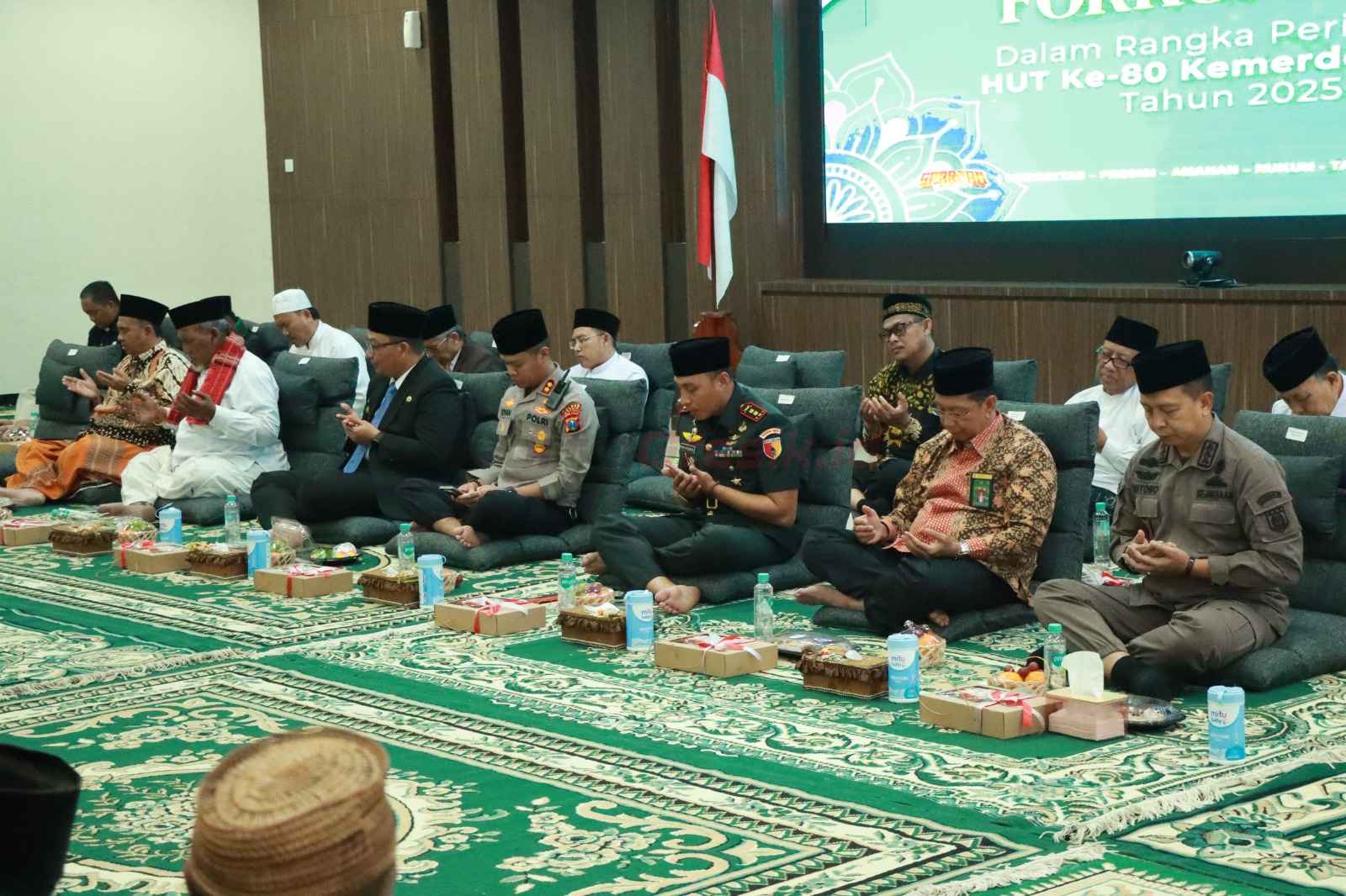 Polres Gresik bersama Forum Komunikasi Pimpinan Daerah (Forkopimda) menggelar doa bersama jelang peringatan Hari Ulang Tahun (HUT) ke-80 Kemerdekaan Republik Indonesia di Rupatama Sarja Arya Racana Polres Gresik, Kamis (14/8/2025).