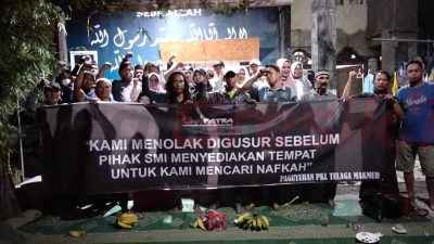 PKL di Jalan Noto Prayitno, Kecamatan Kebomas, Kabupaten Gresik menolak penertiban tanpa relokasi.