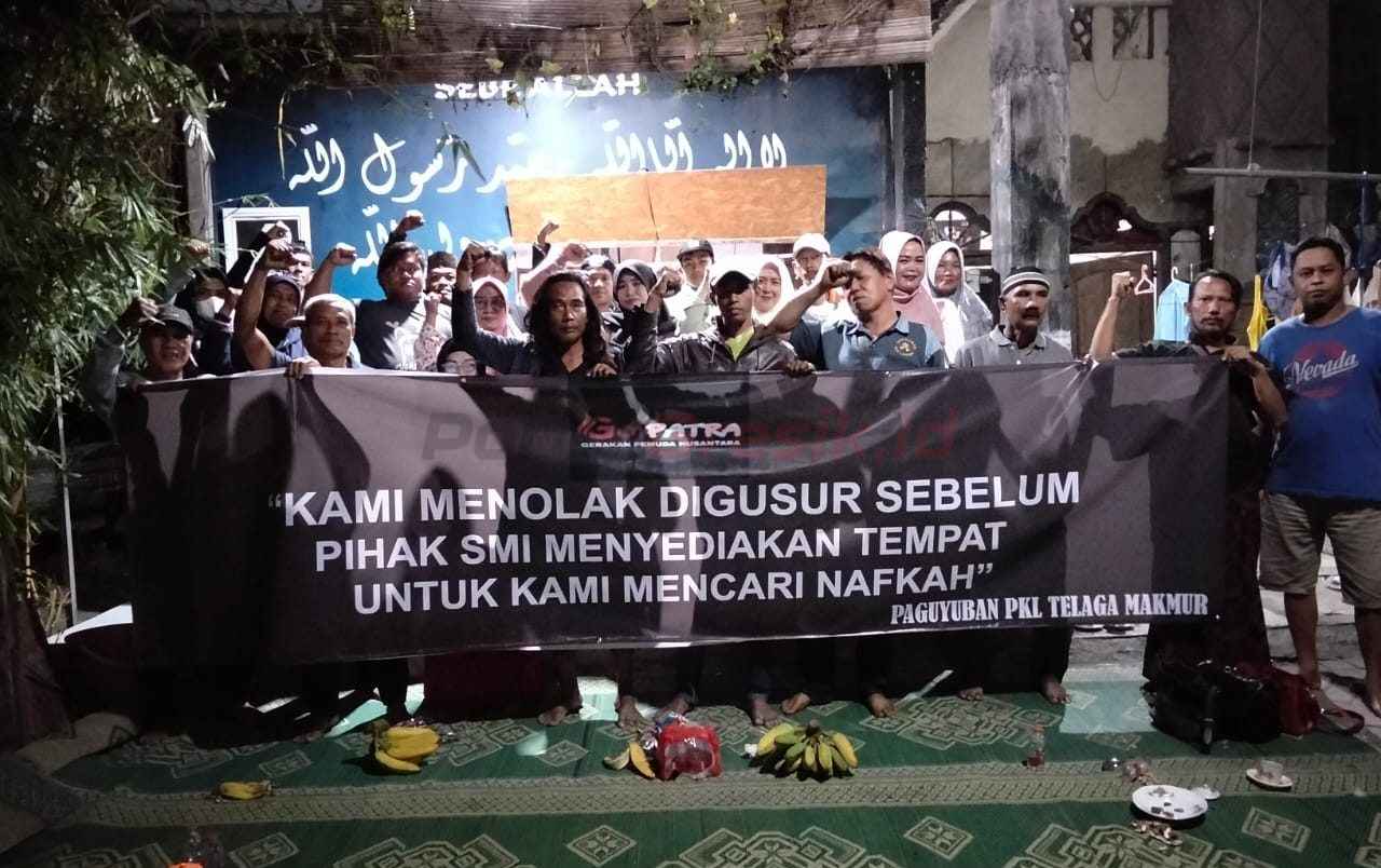 PKL di Jalan Noto Prayitno, Kecamatan Kebomas, Kabupaten Gresik menolak penertiban tanpa relokasi.