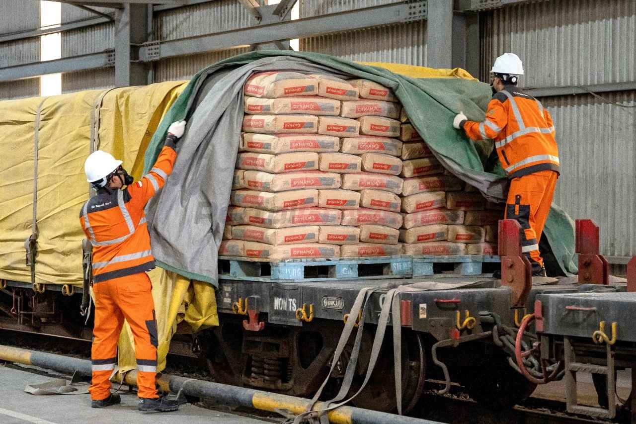 Karyawan SIG menyiapkan semen kantong yang siap kirim di emplasemen kereta api Karangtalun, Kabupaten Cilacap, Jawa Tengah.