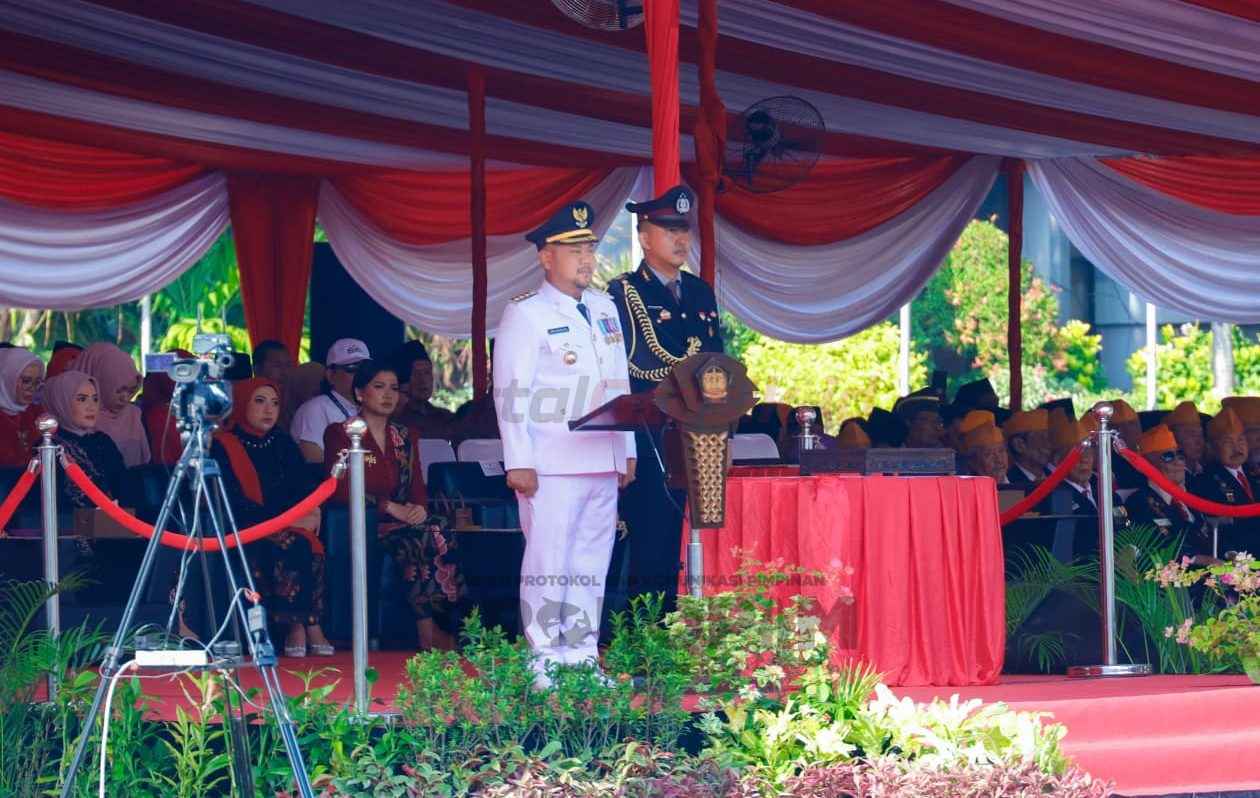 Bupati Gresik, Fandi Akhmad Yani, bertindak sebagai Inspektur Upacara peringatan Hari Ulang Tahun (HUT) ke-80 Kemerdekaan Republik Indonesia, Minggu (17/8/2025).