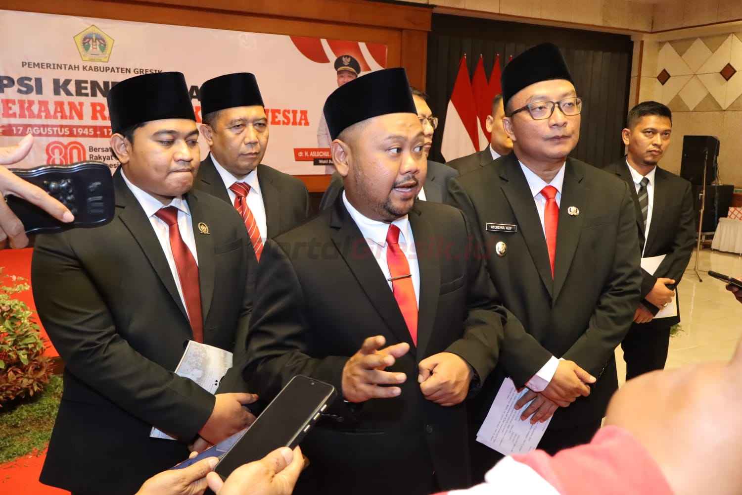 Bupati Gresik, Fandi Akhmad Yani, resmi mengumumkan insentif pajak daerah berupa diskon hingga 80 persen untuk Pajak Bumi dan Bangunan Perdesaan dan Perkotaan (PBB-P2) serta Bea Perolehan Hak Atas Tanah dan Bangunan (BPHTB).