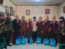 Santri Khoirunnas Gresik Gelar Upacara HUT RI ke-80, Nurul Hayat dan PPM Berbagi dengan Veteran