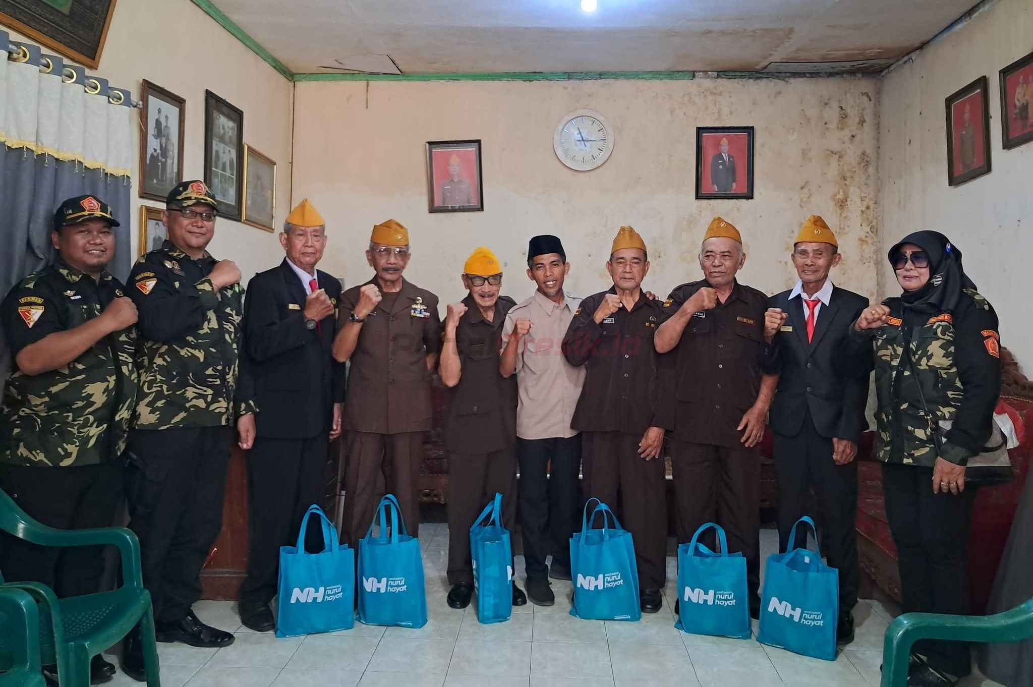 Nurul Hayat bersama Pemuda Panca Marga (PPM) Gresik menggelar silaturahmi dan berbagi kebahagiaan dengan para veteran di Jalan Panglima Sudirman, Kecamatan Gresik.