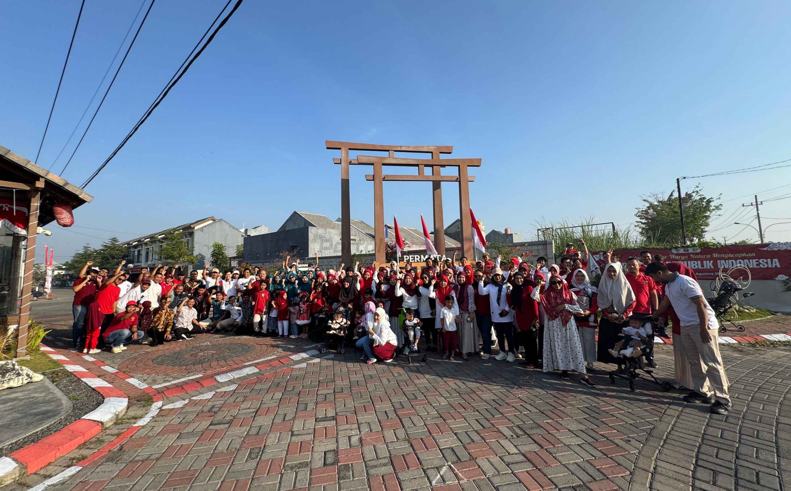 Upacara peringatan HUT RI ke 80 di Perumahan Permata Natura Pondok Permata Suci (PPS), Kecamatan Manyar, Kabupaten Gresik, Sabtu (17/8/2025).