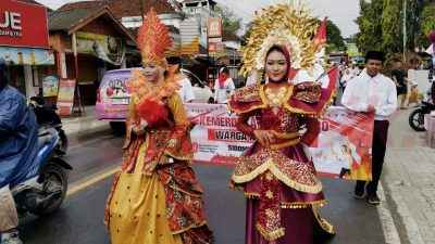 Sambut Hari Ulang Tahun (HUT) ke-80 Republik Indonesia, Pemerintah Desa Sidomulyo, Kecamatan Sidayu, Kabupaten Gresik, menggelar karnaval desa, Senin (18/8/2025).
