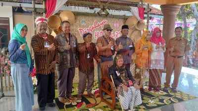 Lomba “Story Telling” atau bercerita lansia tangguh dari berbagai RW Desa Sukomulyo, Kecamatan Manyar dalam rangka memperingati HUT ke-80 Republik Indonesia, Selasa (19/8/2025).