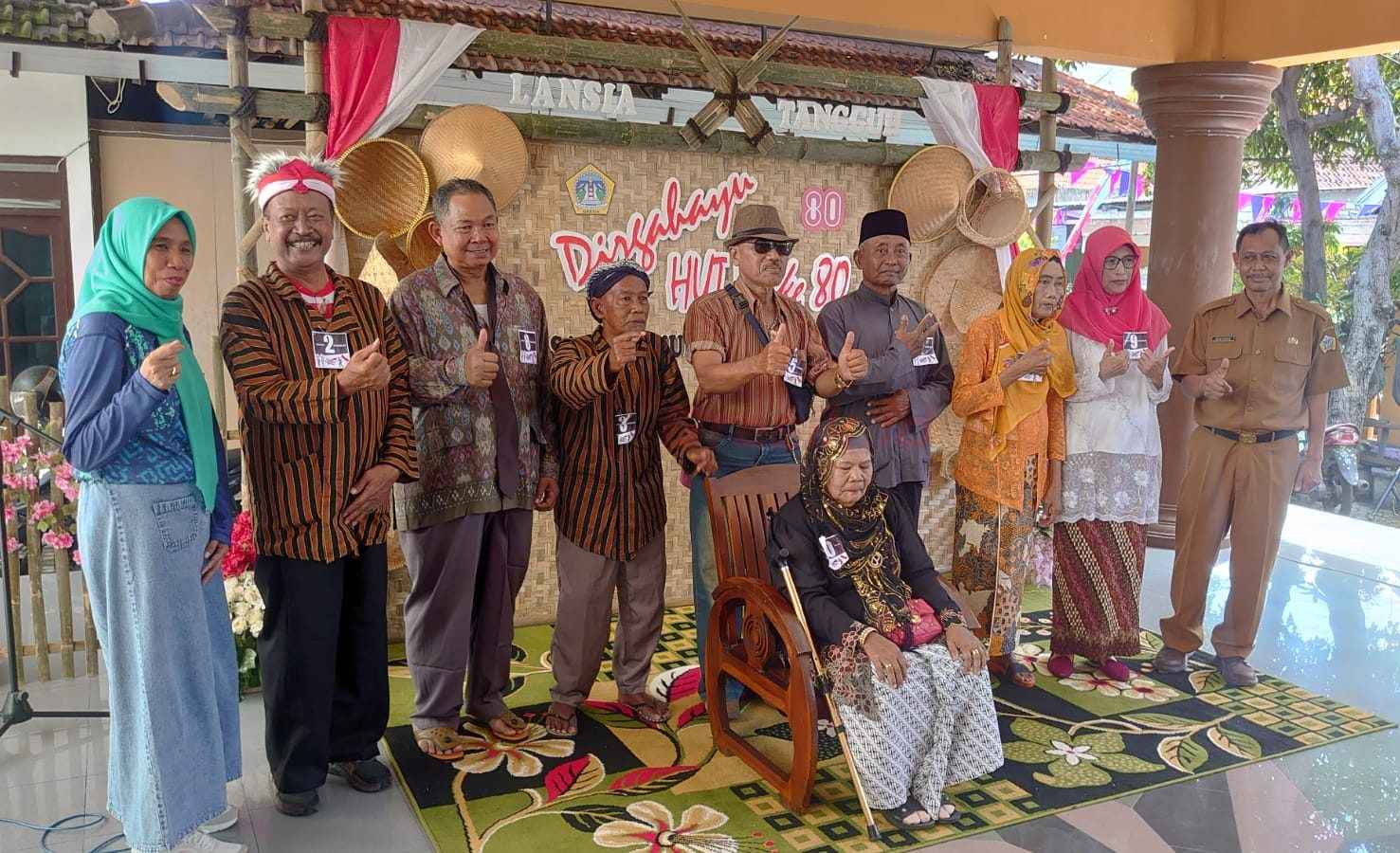 Lomba “Story Telling” atau bercerita lansia tangguh dari berbagai RW Desa Sukomulyo, Kecamatan Manyar dalam rangka memperingati HUT ke-80 Republik Indonesia, Selasa (19/8/2025).