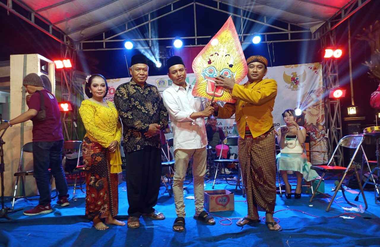 Pagelaran Wayang Kulit dalam rangka sedekah bumi Desa Petiyintunggal, Kecamatan Dukun