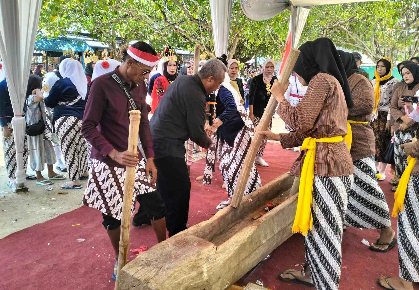 Festival Gejog Lesung yang diselenggarakan di kawasan Wisata Pasir Putih Dalegan, Kecamatan Panceng, Sabtu (23/8/2025) pagi.