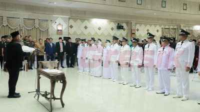 Bupati Gresik Fandi Akhmad Yani saat mengukuhkan kembali 14 kepala desa.