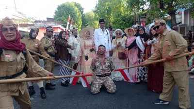 Penampilan Drama Kolosal menggambarkan heroisme rakyat Indonesia melawan penjajah Belanda.