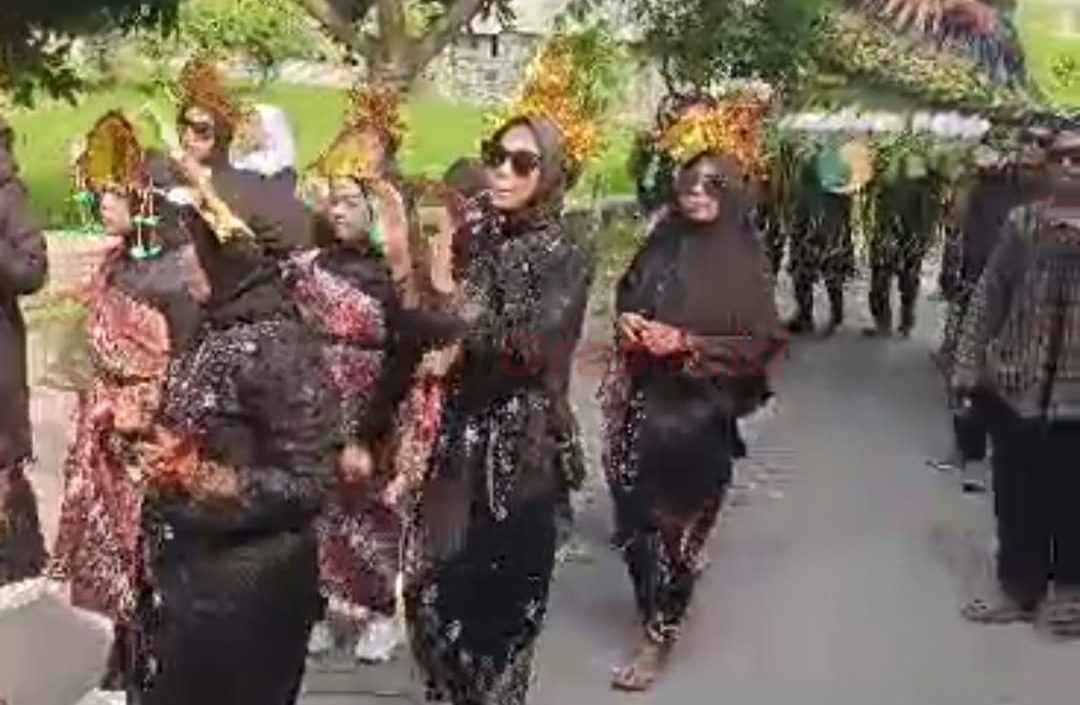 Karnaval peringati HUT RI ke 80 Desa Kertosono, Kecamatan Sidayu, Minggu (24/8/2025).