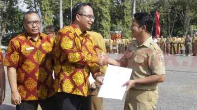Wakil Bupati Gresik, Asluchul Alif, saat menyerahkan SK pengangkatan secara simbolis pegawai honore menjadi P3K.