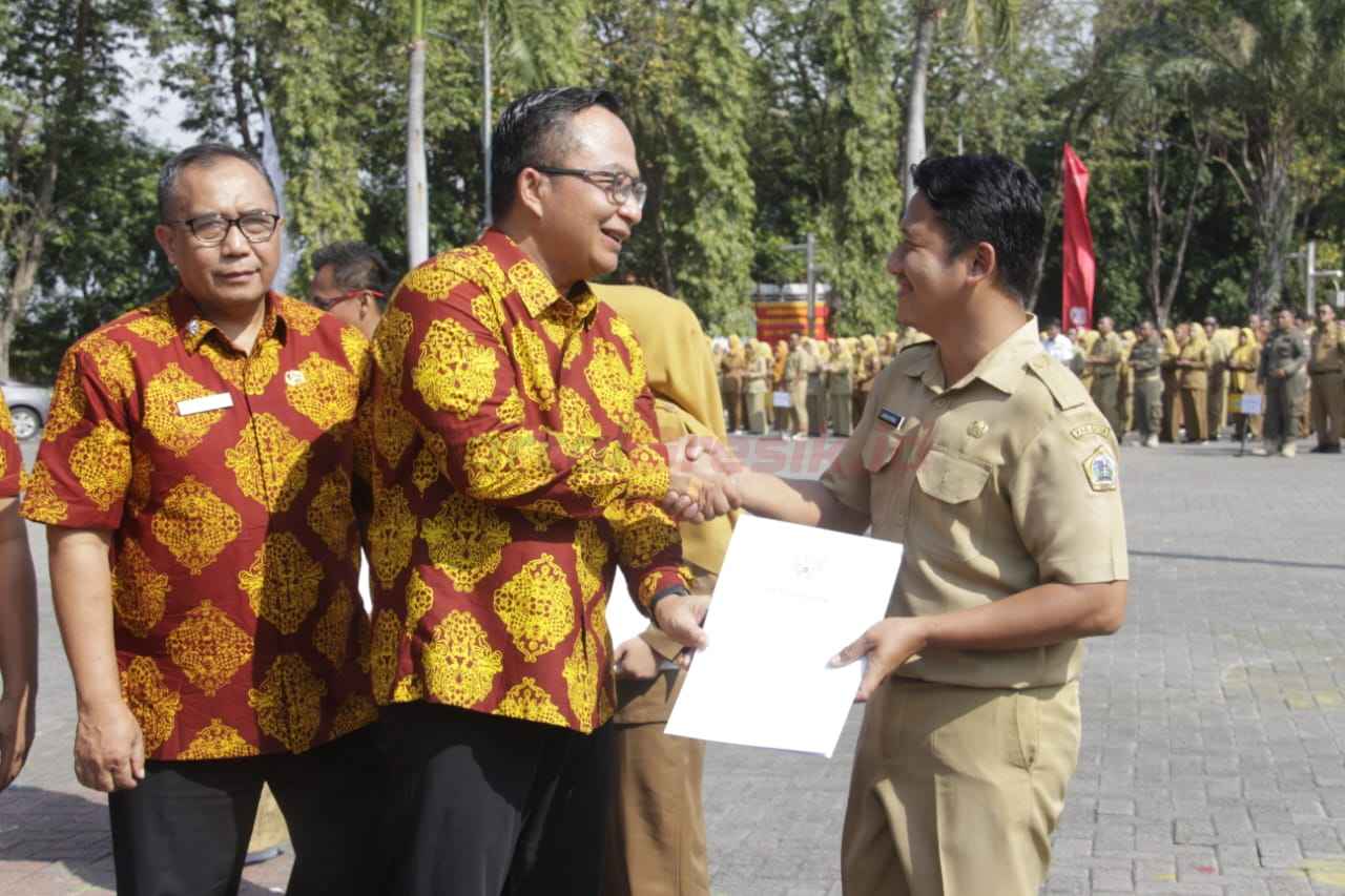 Wakil Bupati Gresik, Asluchul Alif, saat menyerahkan SK pengangkatan secara simbolis pegawai honore menjadi P3K.