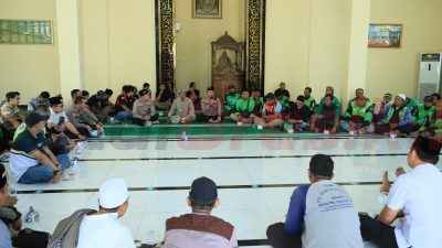 Ratusan driver ojek online (ojol), anggota Lembaga Swadaya Masyarakat (LSM), dan jajaran kepolisian larut dalam doa bersama.