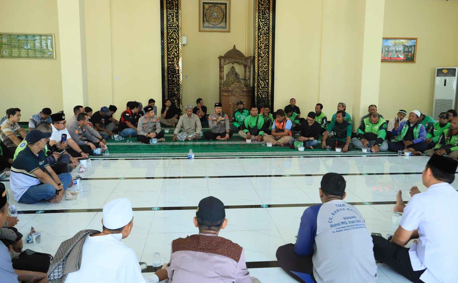 Ratusan driver ojek online (ojol), anggota Lembaga Swadaya Masyarakat (LSM), dan jajaran kepolisian larut dalam doa bersama.