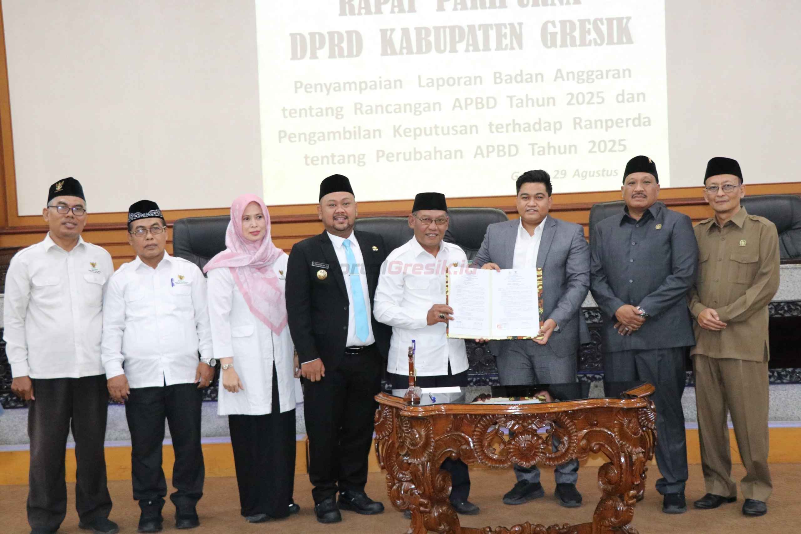 Ketua DPRD Kabupaten Gresik, Muhammad Syahrul Munir, menandatangani Nota Kesepakatan dengan Badan Amil Zakat Nasional (Baznas) Kabupaten Gresik terkait pengumpulan, pendistribusian, dan pendayagunaan zakat, infak, serta sedekah (ZIS).
