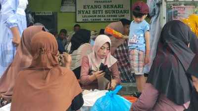 Sedekah Bumi di Cerme Lor, Doa di Tengah Makam Leluhur hingga Makan Bersama