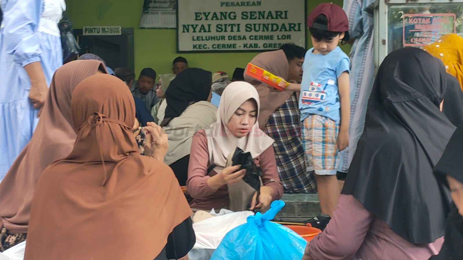 Ratusan warga Desa Cerme Lor, Kecamatan Cerme, Kabupaten Gresik, larut dalam khidmat peringatan sedekah bumi yang digelar dengan cara sederhana namun penuh makna, Sabtu (30/8/2025).